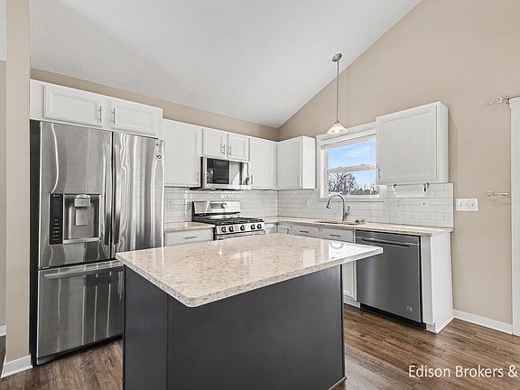 5th image of 1005 Houseman Ave NE