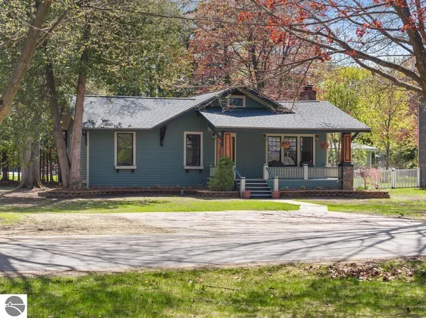 204 Elm St, Charlevoix, MI 49720