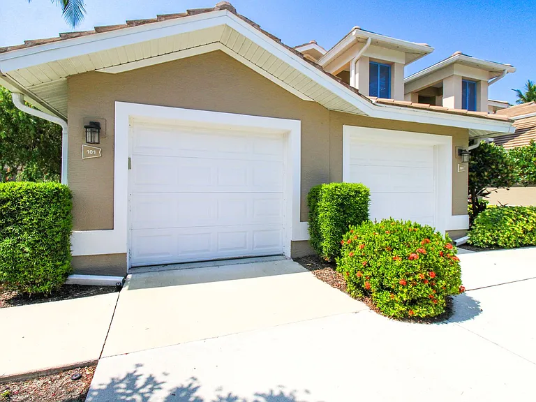 817 Carrick Bend Cir #101 — Photo 6