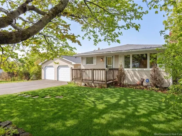 26 Sherwood Dr, Saint John, NB E2J 3H6