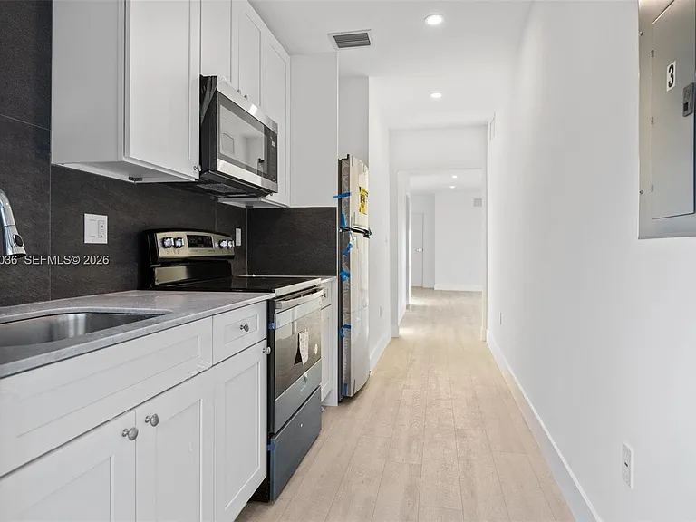 1721 SW 13th St #4 — Photo 3