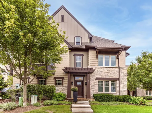 636 Parkside Ct, Libertyville, IL 60048