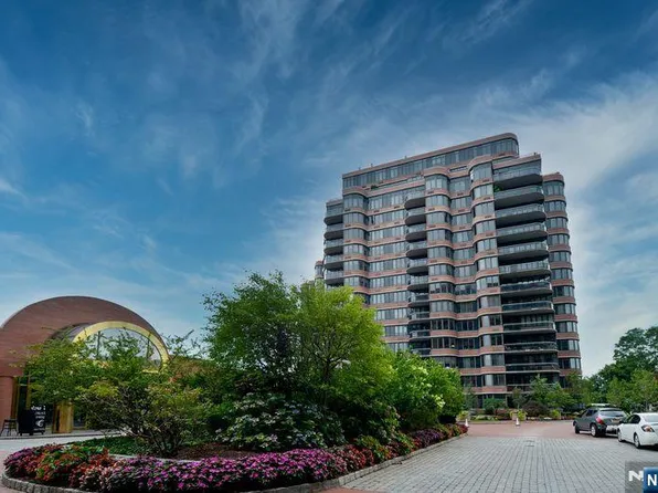 100 Carlyle Dr #Svp5, Cliffside Park, NJ 07010