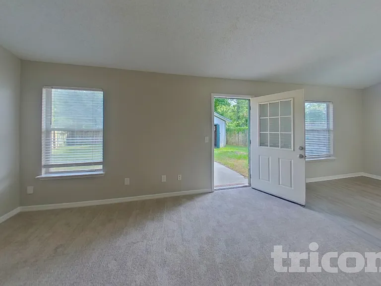 470 Shamrock Ave S — Photo 2