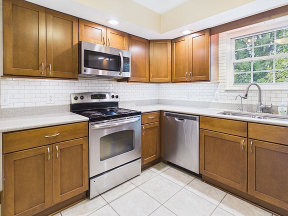 3rd image of 33 Lynn Marr Dr