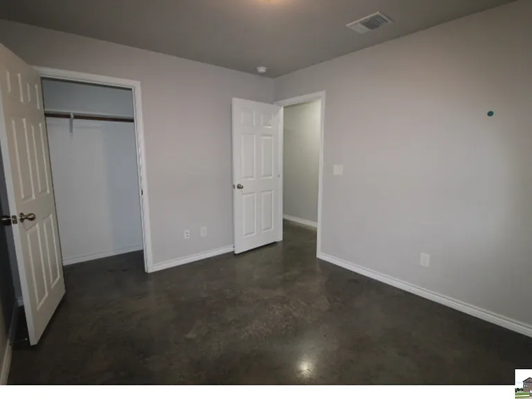 300 Lowes Blvd #B — Photo 22