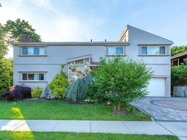 3 Edgewood Pl, Great Neck, NY 11024