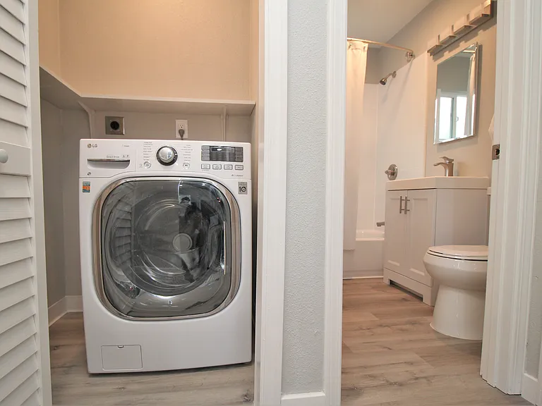 Redwood Creek Apartments — Photo 15