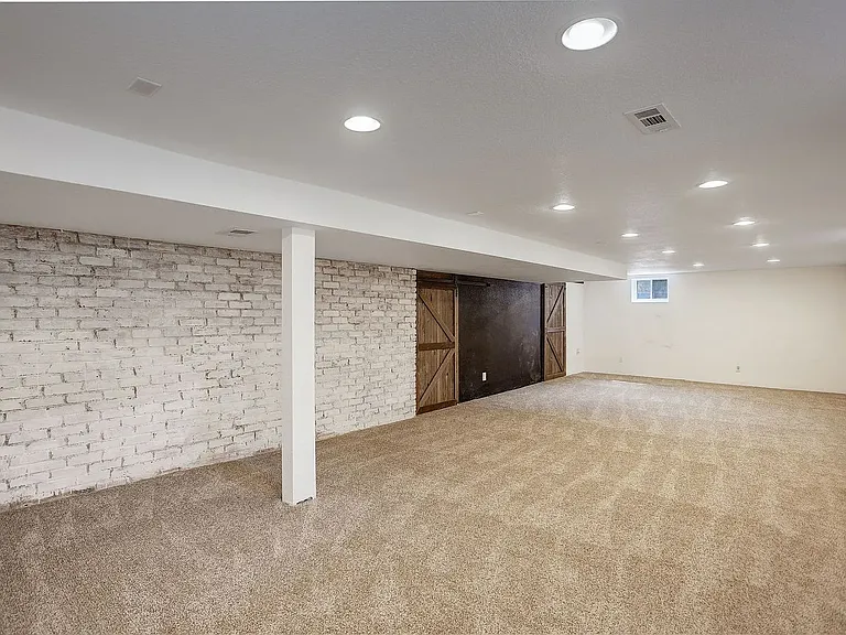 319 Carter Ln — Photo 22