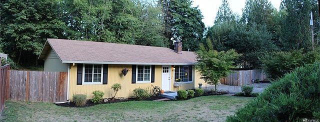 Attractive Lacey rambler on large lot with easy freeway access to JBLM.