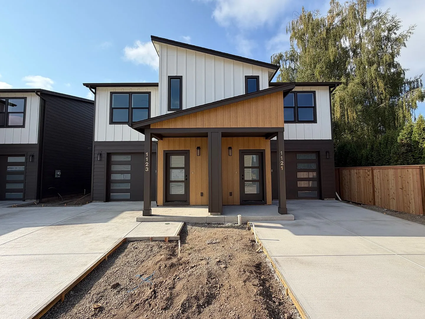 Brand New Keizer Duplex - Pet Friendly — Photo 4