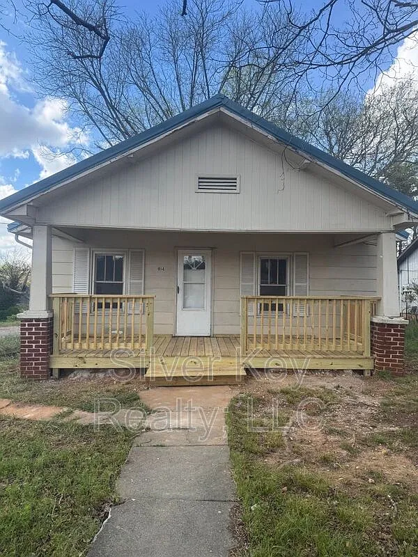 2 bed, 1.0 bath, $1,095 — Photo 1
