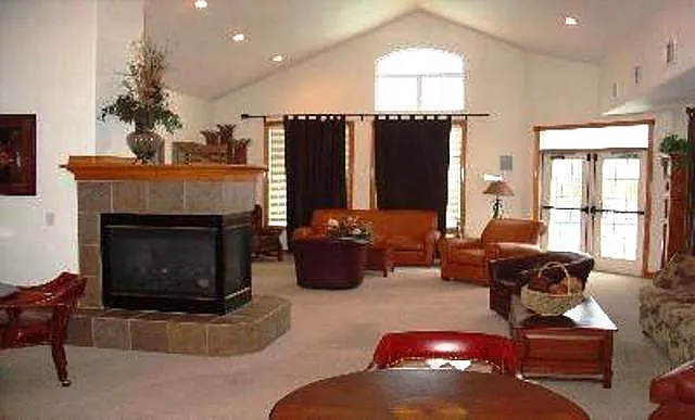 No Pets - 3 Bed / 2 bath Executive Condo - Ready Now! — Photo 4