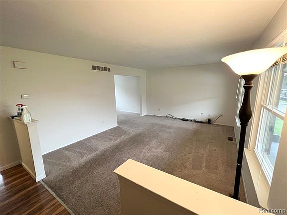 3rd image of 3581 Beech Dr