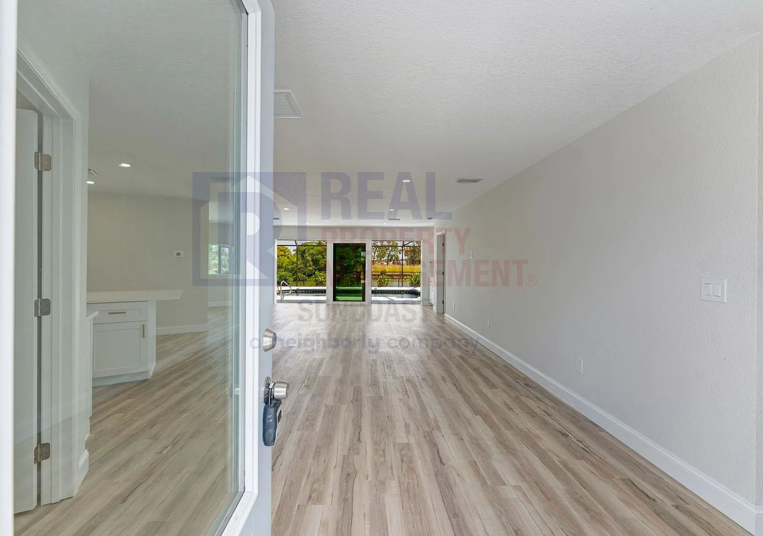 Beautiful 3 bed 2 bath pool home available now! — Photo 4