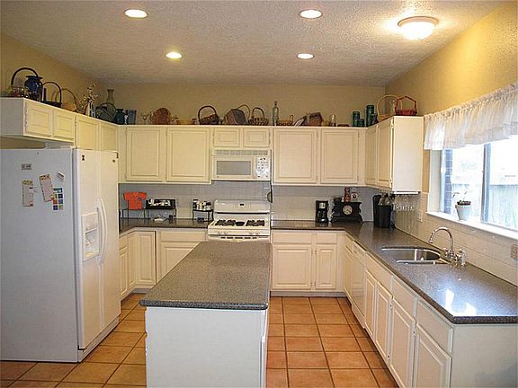 3rd image of 1109 Woodchase Dr