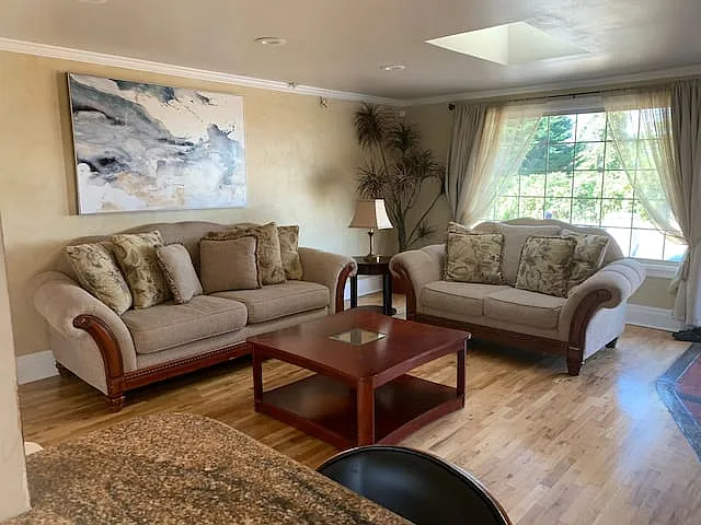 4 bed, 2.5 bath, 2600 sqft, $5,000 — Photo 2