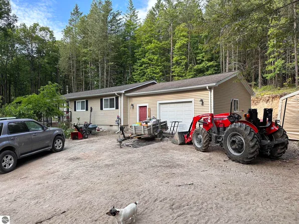 11155 E Silver Leaf Farm Rd, Suttons Bay, MI 49682