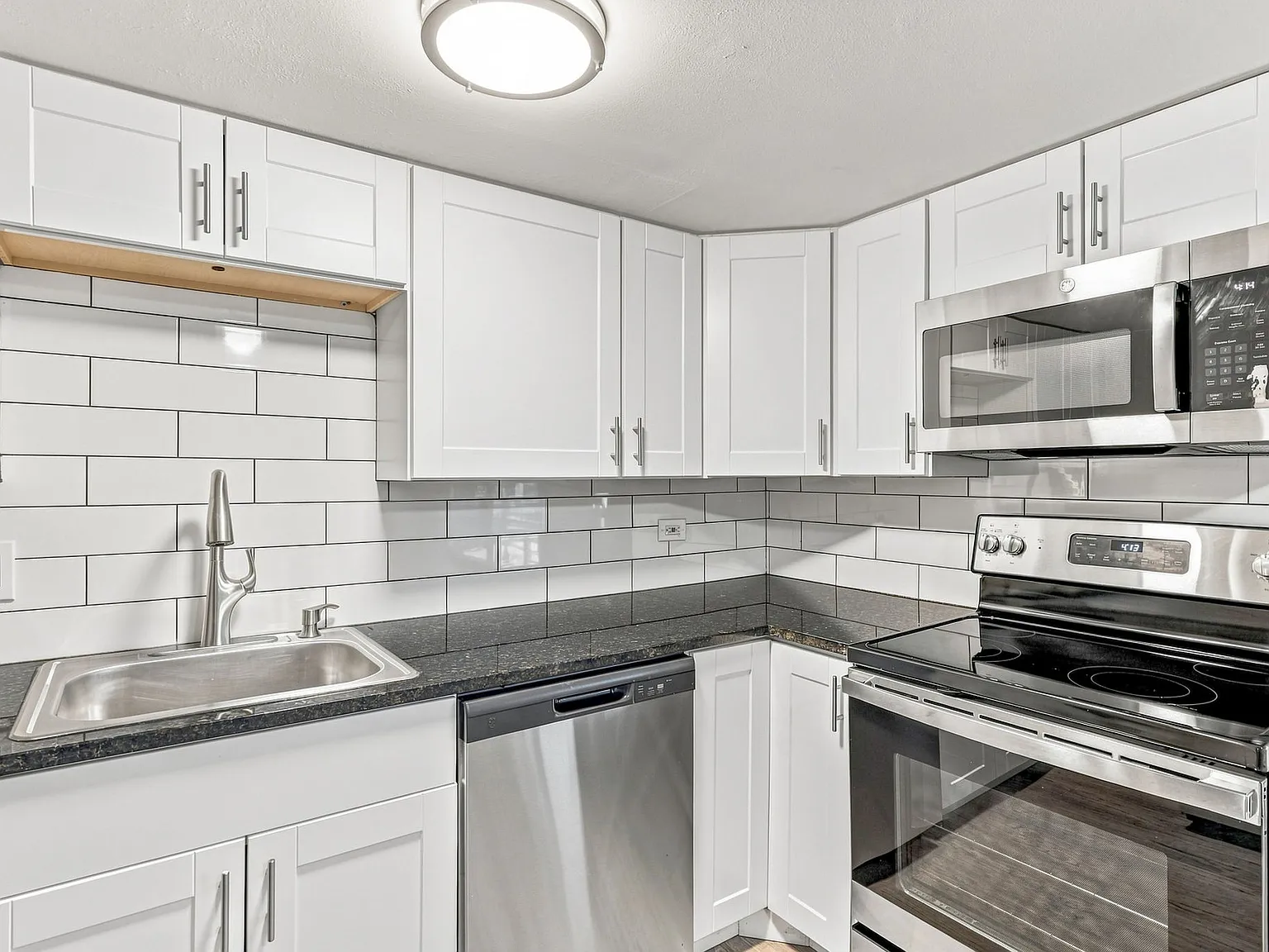 2 bed, 978 sqft, $1,595 — Photo 4