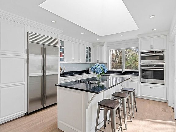 4th image of 4 Reed Pond Ct
