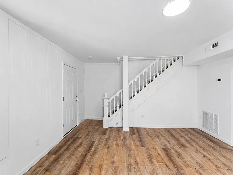 702 Hughlett St — Photo 3