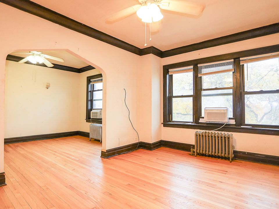 1st image of 2035 W Wellington Ave Unit 2