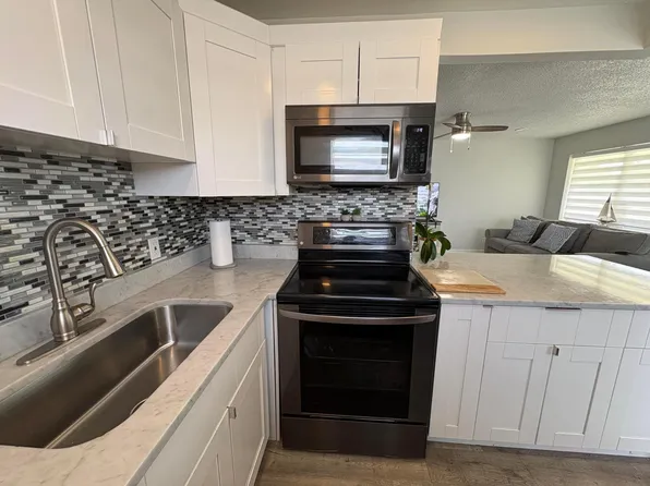 277 CHATHAM N, West Palm Beach, FL 33417