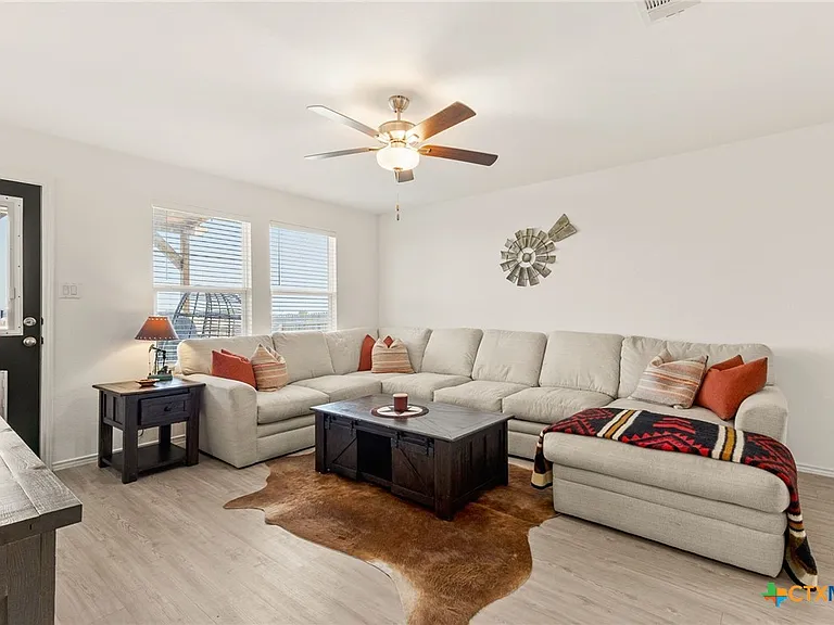 9129 Navarro Vis — Photo 12