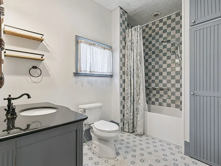2400 S Park Ave — Photo 14