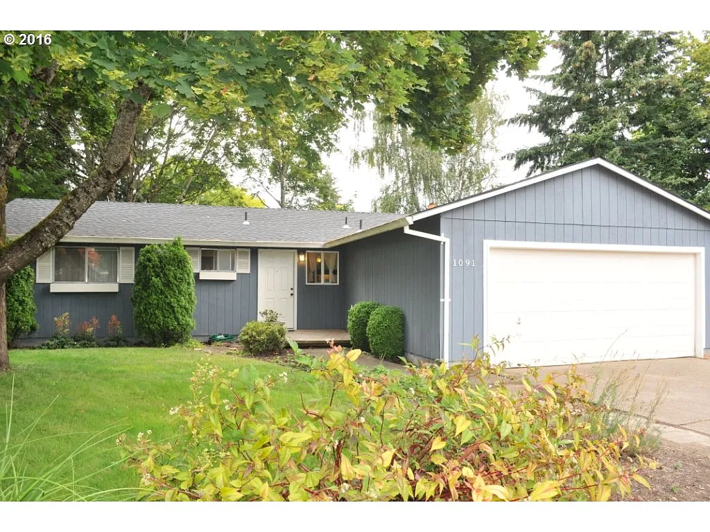 1091 NE Thomas St photo 1
