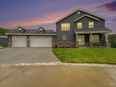 685 Fox Creek Dr, Fenton, MO, 63026