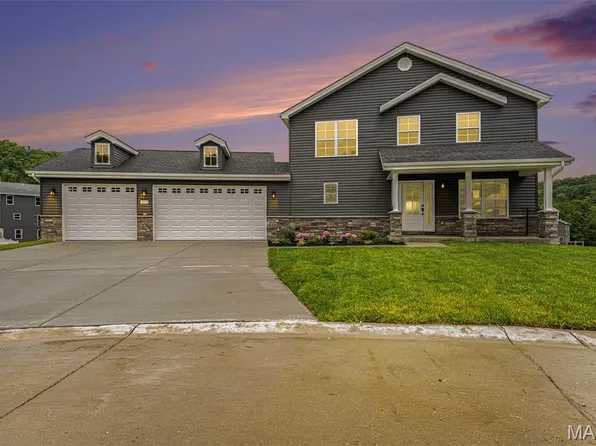 685 Fox Creek Dr, Fenton, MO 63026