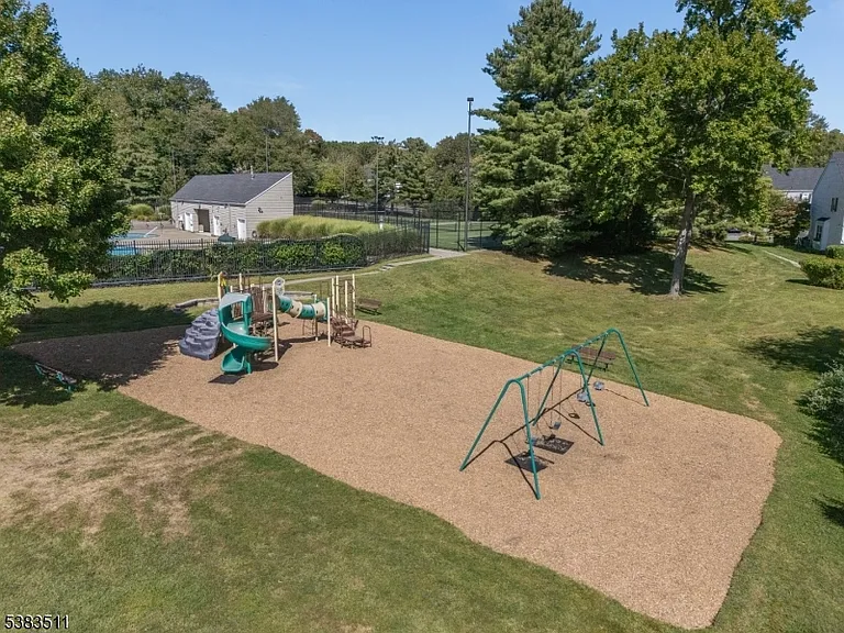 65 Hampshire Dr — Photo 32