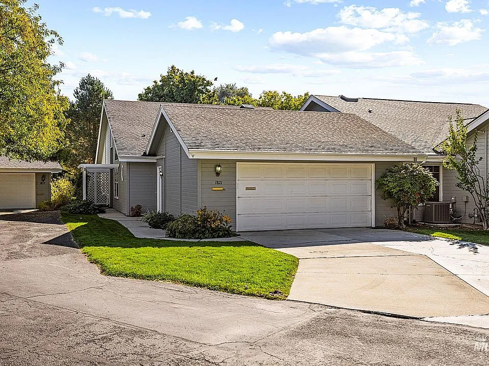 1821 Ray Ave