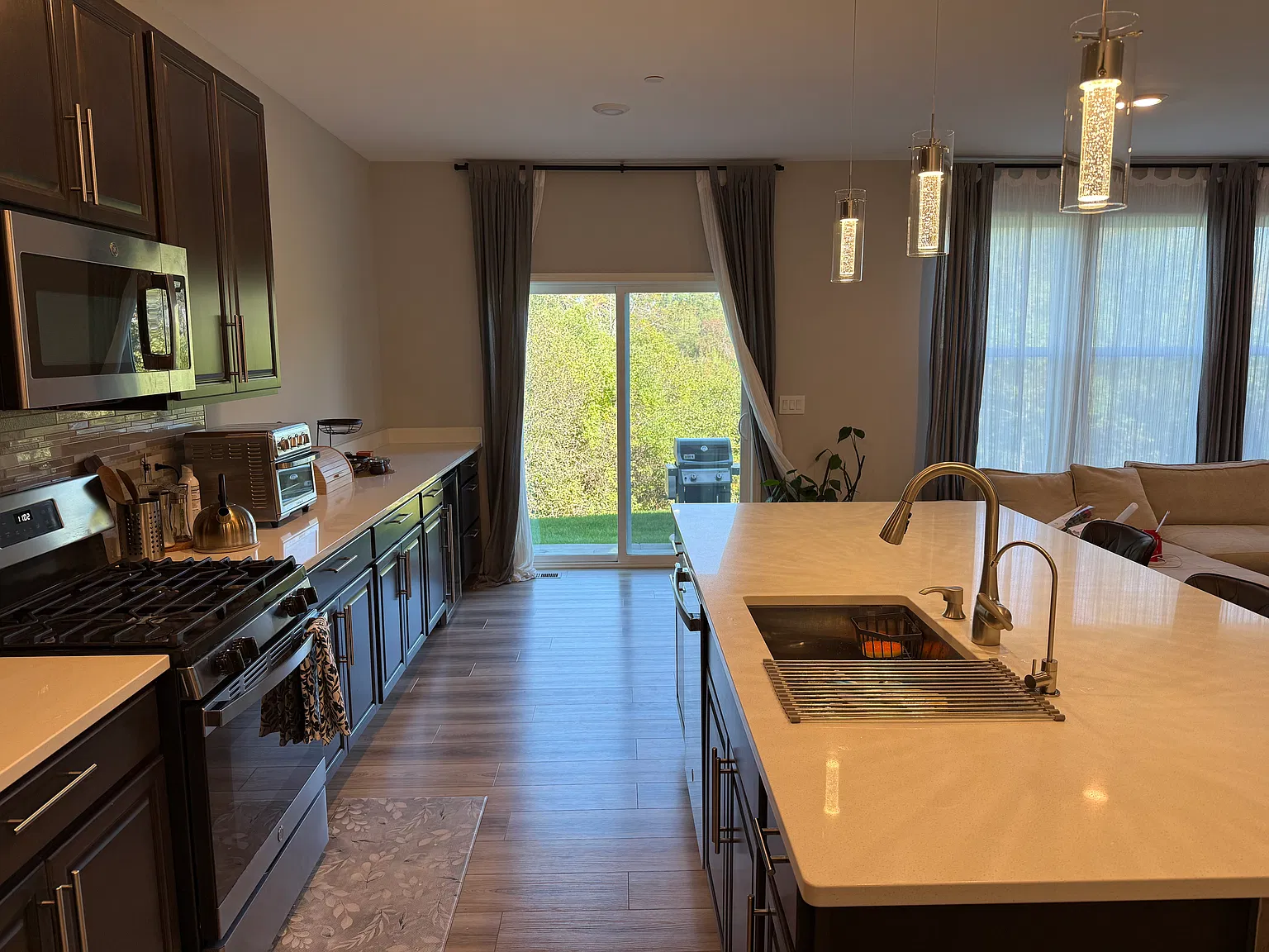 3 bed, 2.5 bath, 1767 sqft, $3,150 — Photo 3