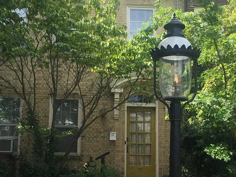 LOCATION, LOCATION, LOCATION. Beautiful gas lamp block right