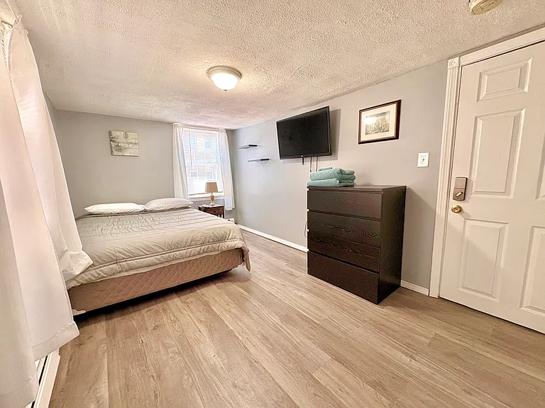 285 Roxbury St — Photo 12