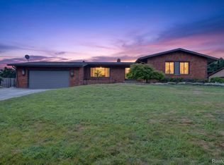 5730 Pine View Dr, Ypsilanti, MI 48197