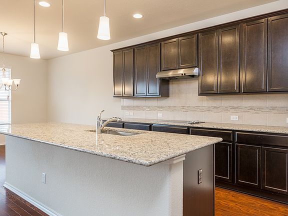 4th image of 1308 Daffodil Dr