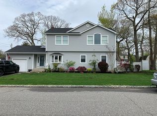 331 Paumanake Ave, West Islip, NY 11795