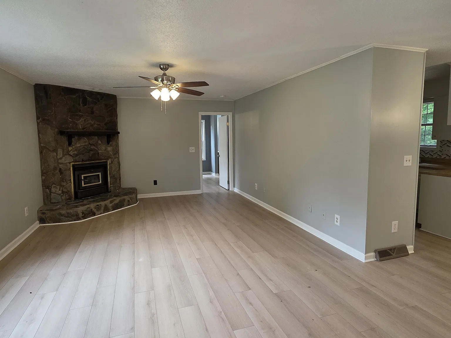 3 bed, 1285 sqft, $1,950 — Photo 3