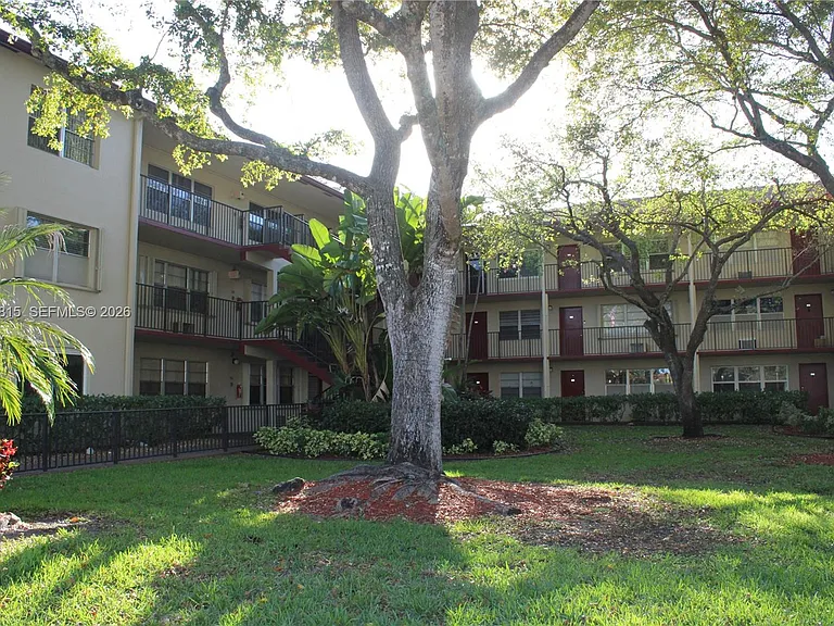 200 SW 132nd Way #104L — Photo 3