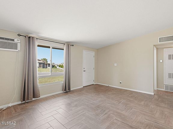 5th image of 109 W Webb Dr