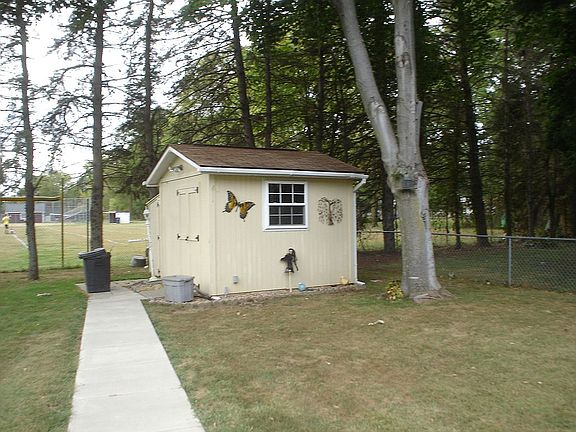 3rd image of 435 Sherwood Dr W