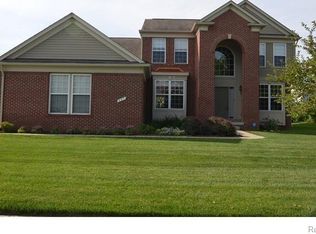 881 Riverbed Dr, Holly, MI 48442