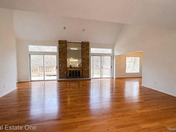 4th image of 854 River Bend Dr