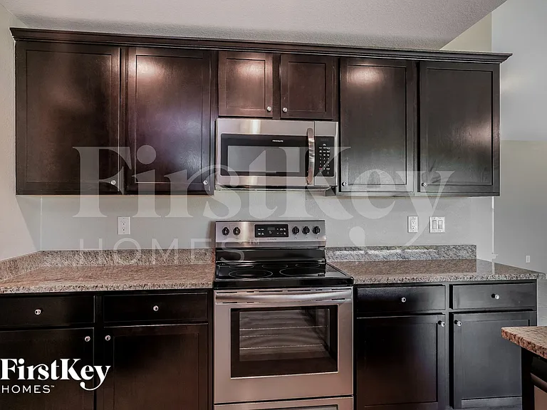1139 SW 29th St — Photo 5
