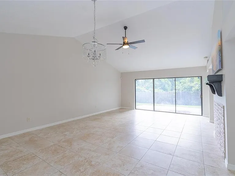 660 Holbrook Cir — Photo 21