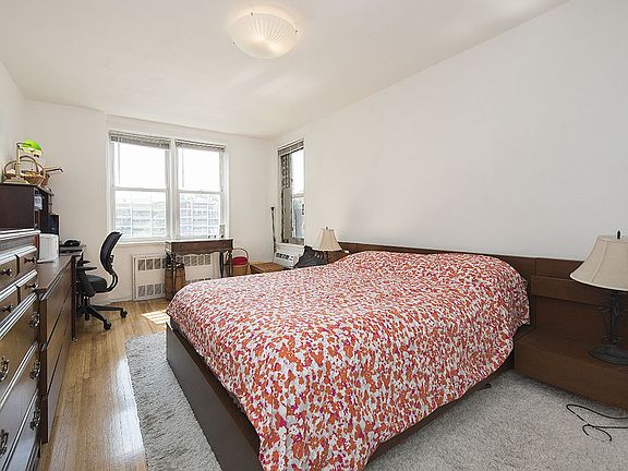 4th image of 400 E 17th St APT 402