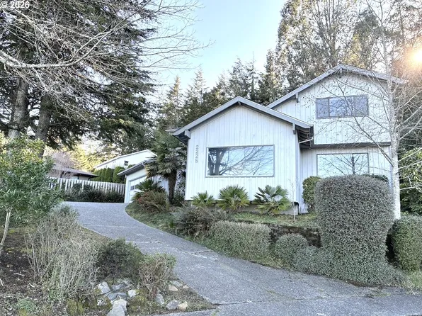 2225 Maine Ct, North Bend, OR 97459